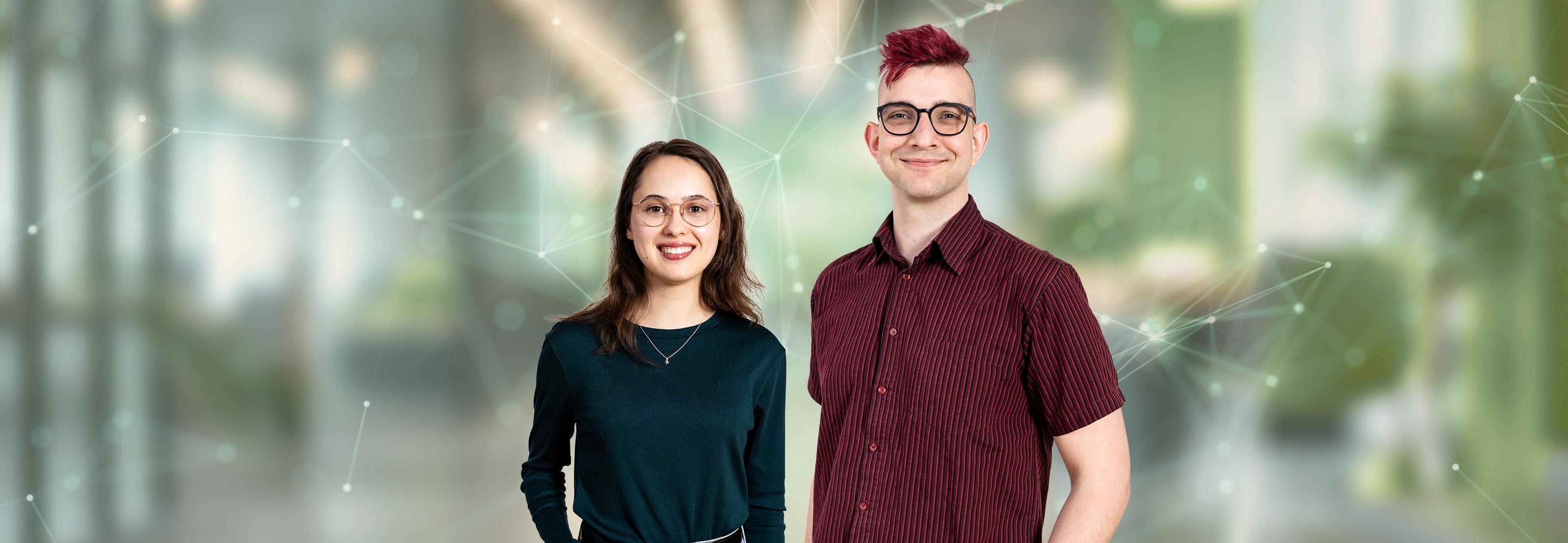 Eine Frau im dunkelgrünen Oberteil und ein Mann mit roten Haaren und gestreiftem Hemd lächeln in die Kamera. Dahinter liegt ein unscharfer, grünlicher Hintergrund mit feinen Netzwerklinien und Lichtpunkten.